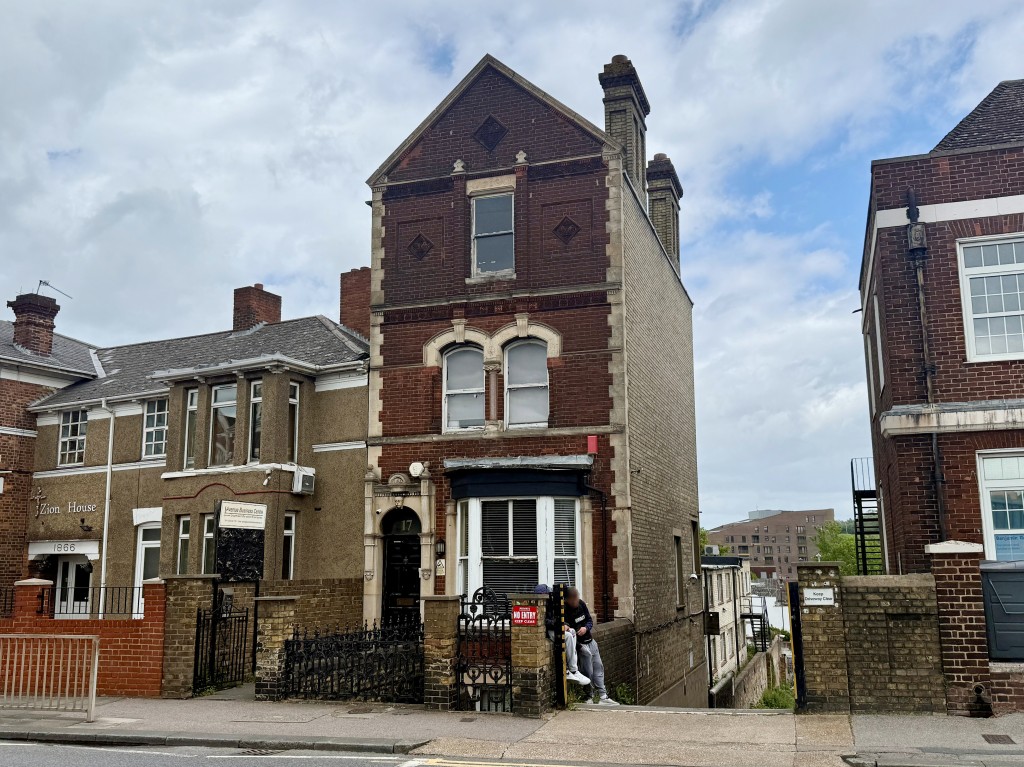 Lot: 15 - BUSINESS CENTRE FOR INVESTMENT WITH LAPSED PLANNING FOR 12 FLATS - Front of property and driveway